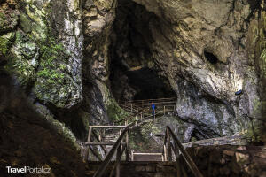 schody vedoucí do jeskyně